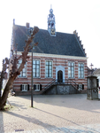 848555 Gezicht op de voorgevel van het oude stadhuis (Historisch Stadhuis IJsselstein, Utrechtsestraat 79) te IJsselstein.